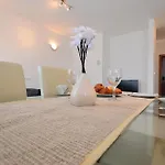 2 Bedroom Stunning In *