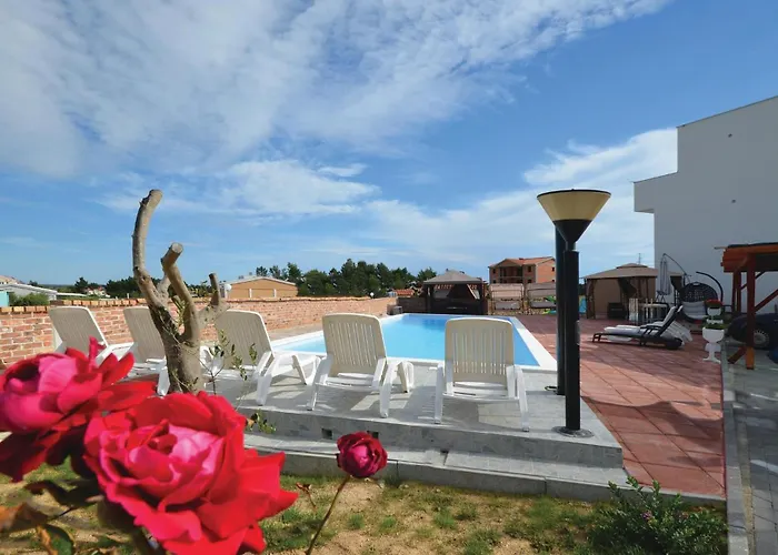 2 Bedroom Stunning In Lägenhet Nin
