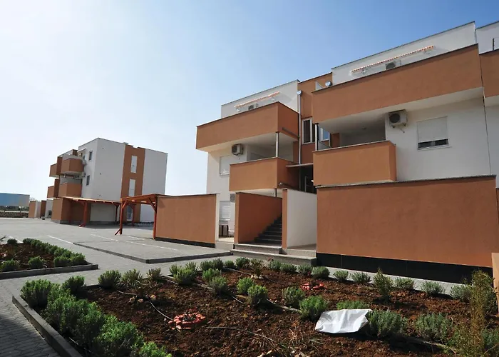 2 Bedroom Stunning In Lägenhet
