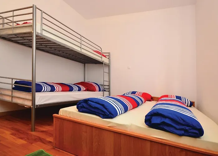2 Bedroom Stunning In Lägenhet