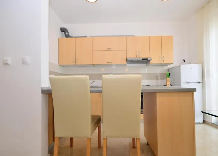 2 Bedroom Stunning In *